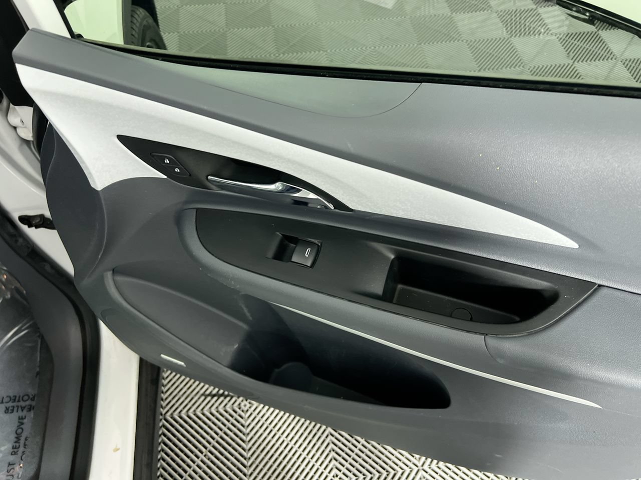 Used 2020 Chevrolet Bolt Premier w/ Infotainment Package FWD image 29