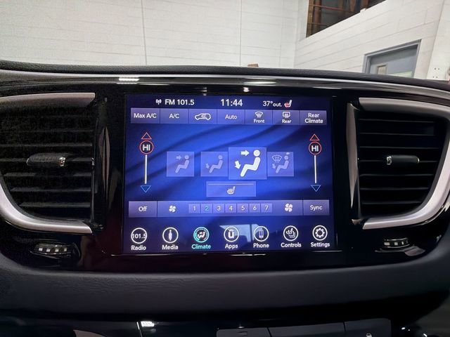 Used 2018 Chrysler Pacifica Touring-L image 18