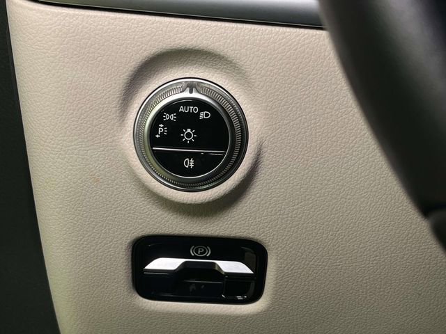 Used 2025 Mercedes-Benz C 300 Sedan image 37