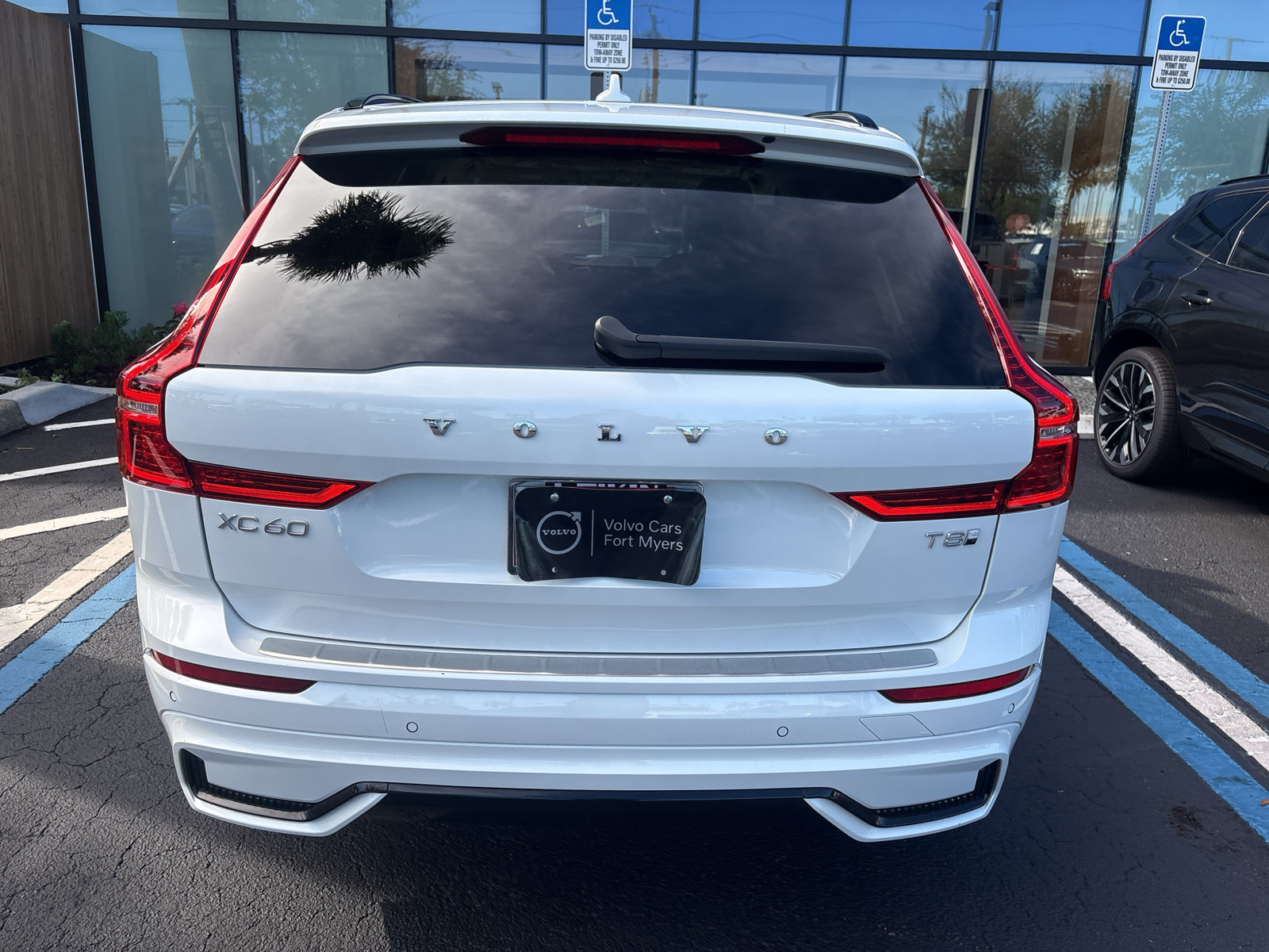 Certified 2025 Volvo XC60 T8 Ultra w/ Protection Package Premier AWD/4WD image 5