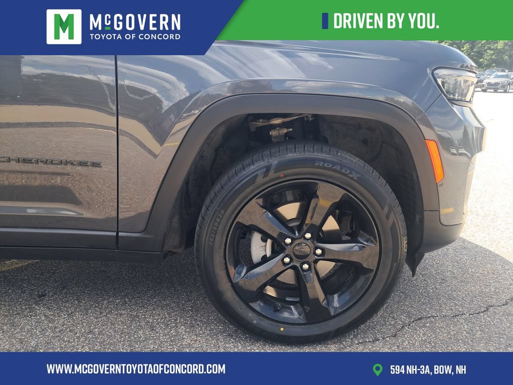Used 2025 Jeep Grand Cherokee Altitude AWD/4WD image 12