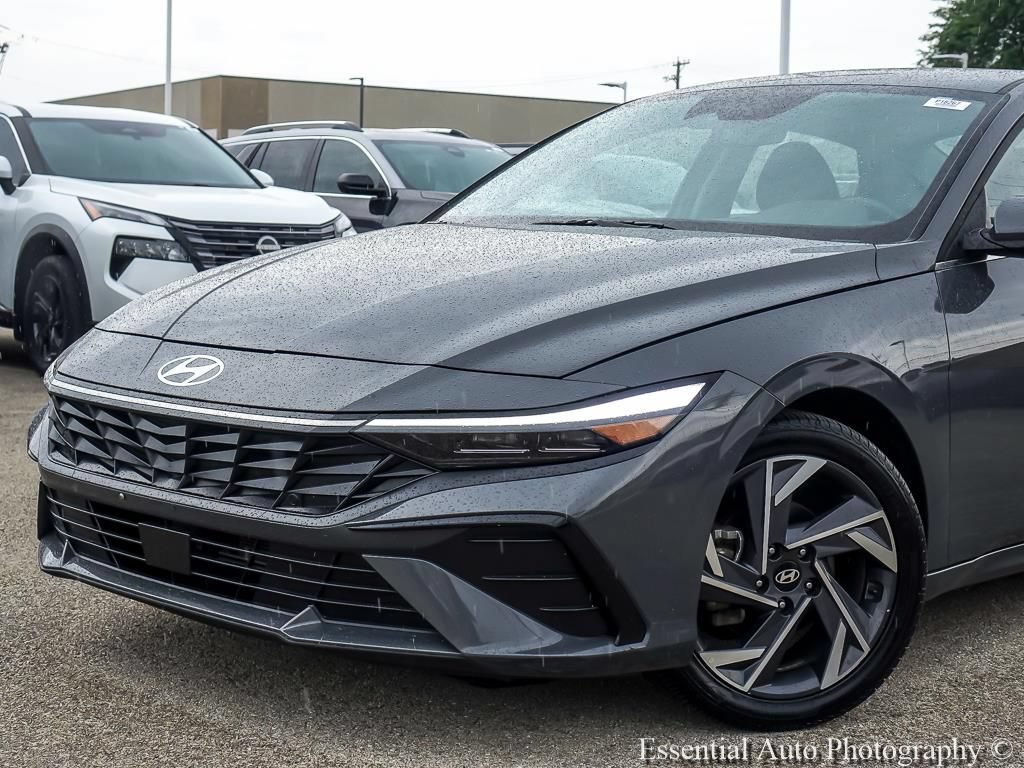 Used 2025 Hyundai Elantra SEL FWD image 3