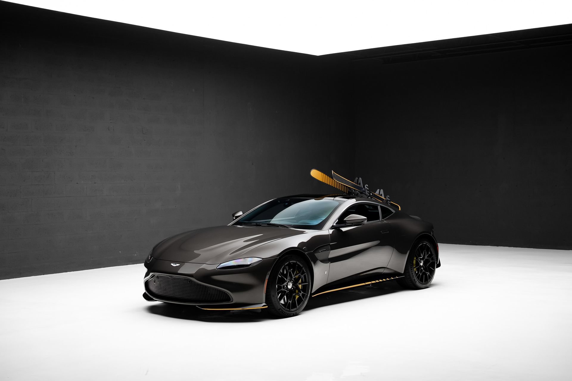Used 2022 Aston Martin V8 Vantage Coupe RWD image 4