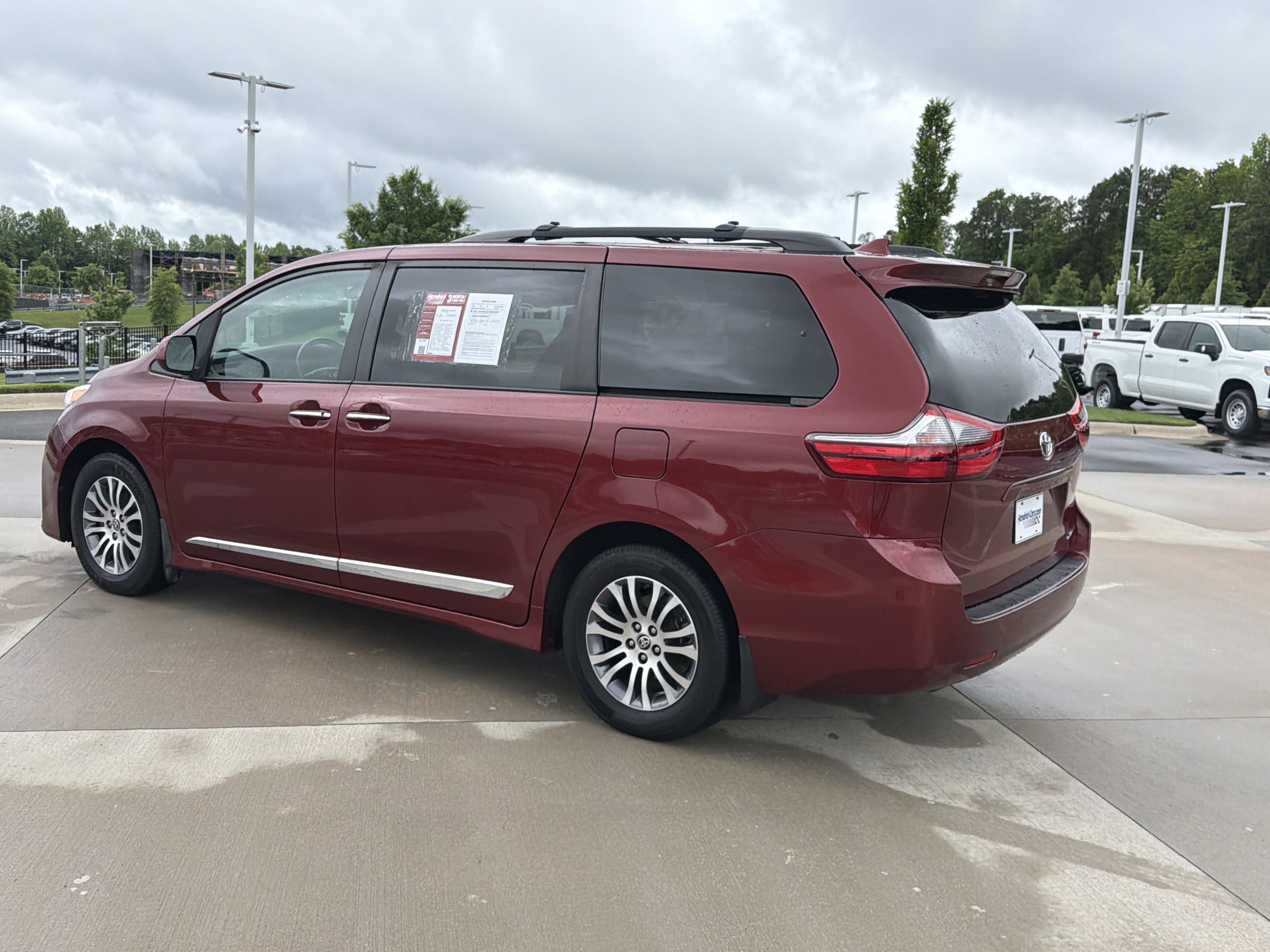 Used 2020 Toyota Sienna XLE w/ XLE Navigation Package FWD image 8