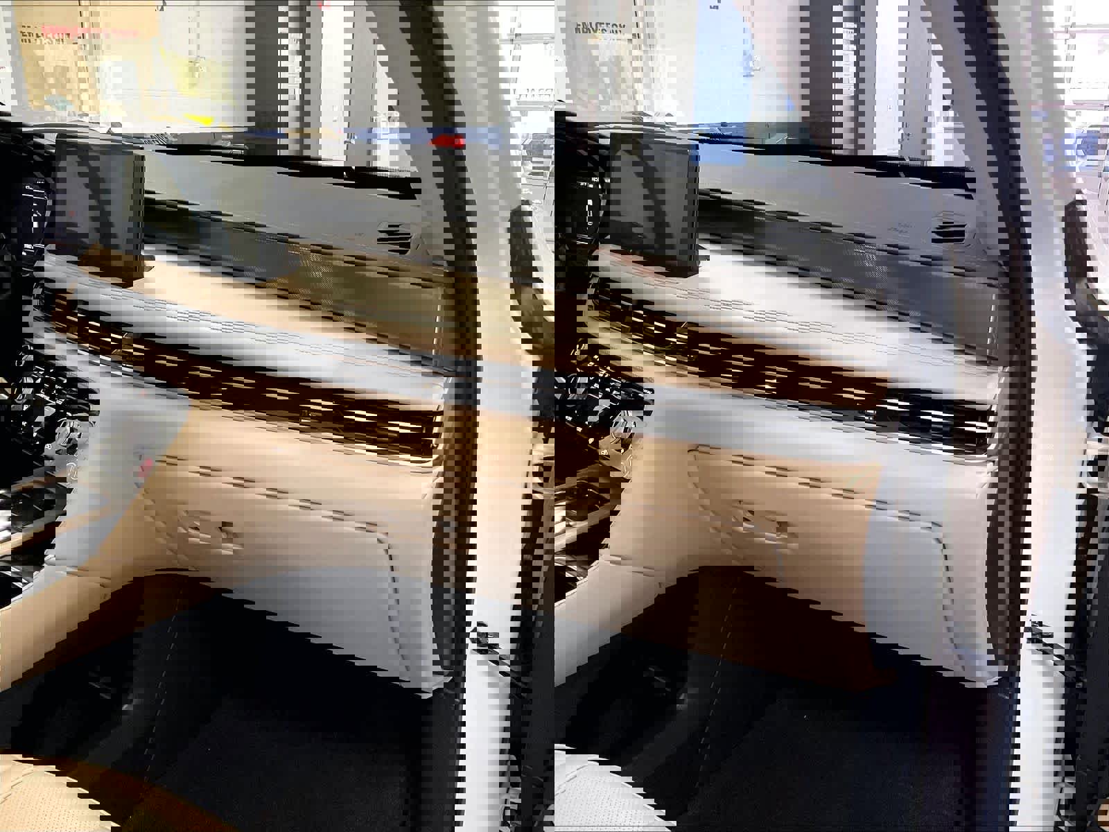 Used 2023 INFINITI QX60 Luxe w/ Performance Audio Package AWD/4WD image 13