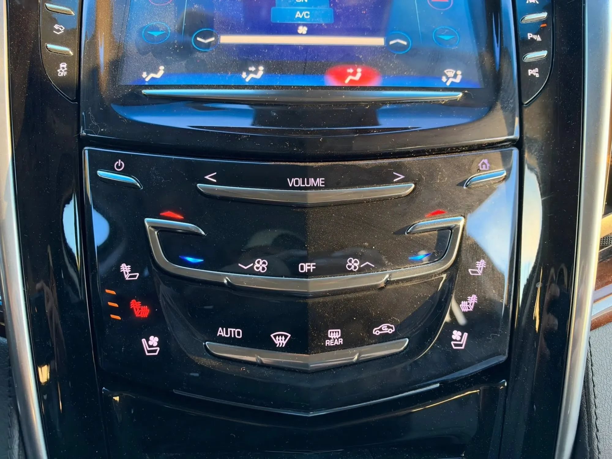 Used 2019 Cadillac Escalade Luxury w/ Escalade Sport Edition AWD/4WD image 16