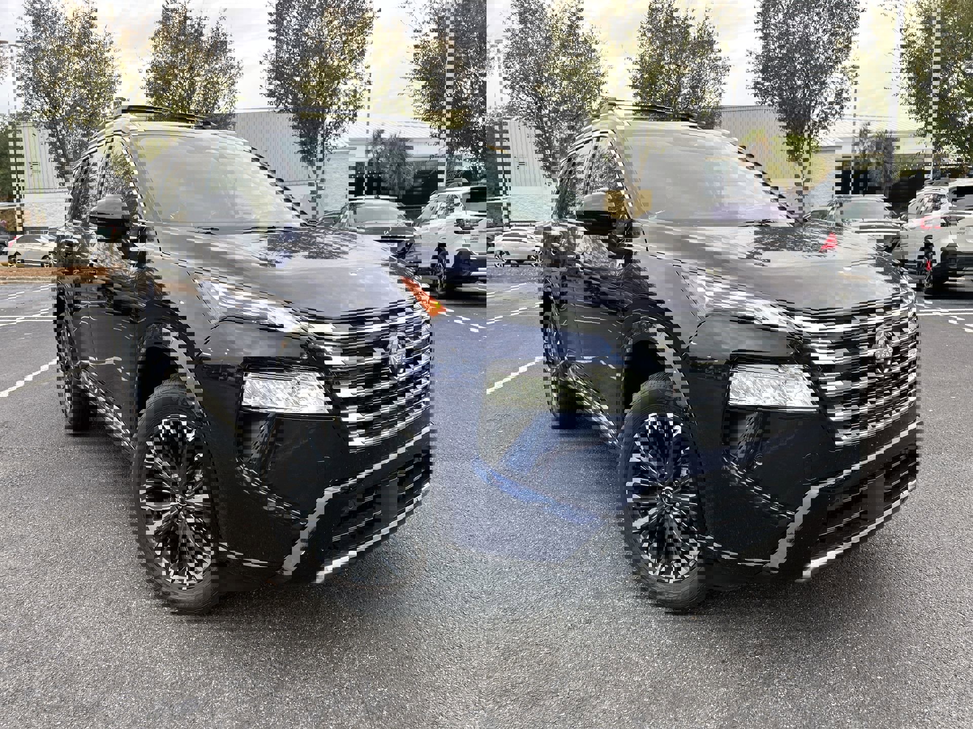 Used 2025 Nissan Rogue Platinum w/ Platinum Premium Package image 2