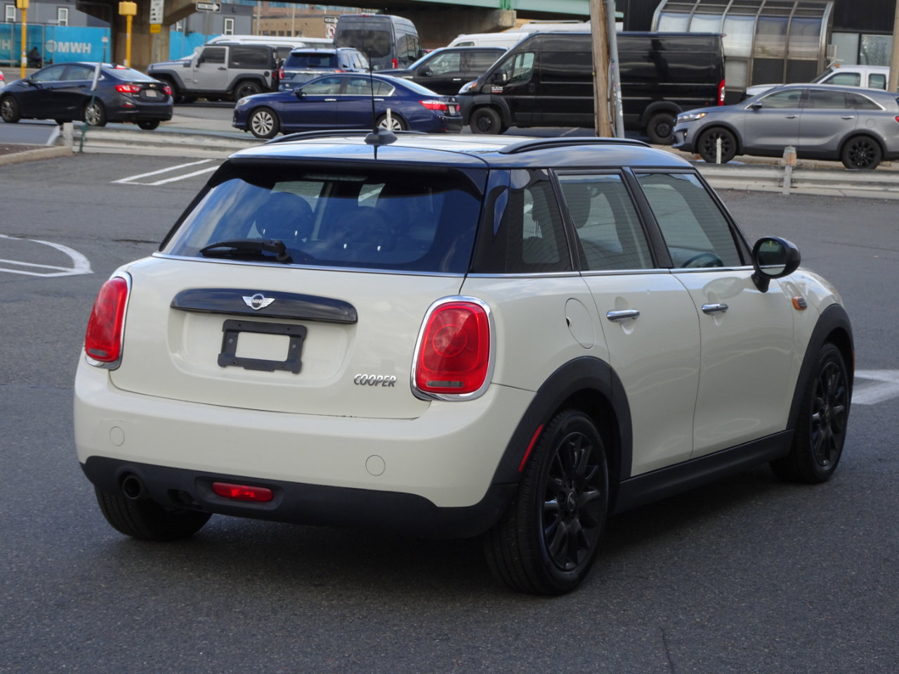 Used 2016 MINI Cooper 4-Door Hardtop image 7