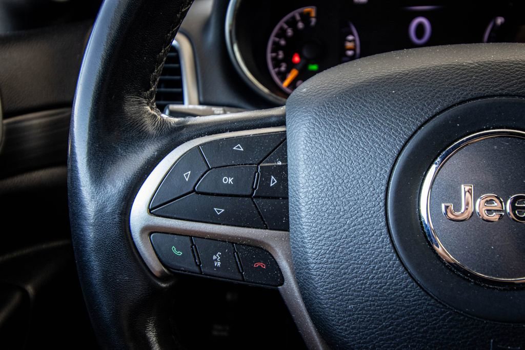 Used 2020 Jeep Grand Cherokee Laredo w/ Security & Convenience Group image 34