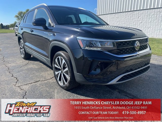 Used 2024 Volkswagen Taos SE image 1