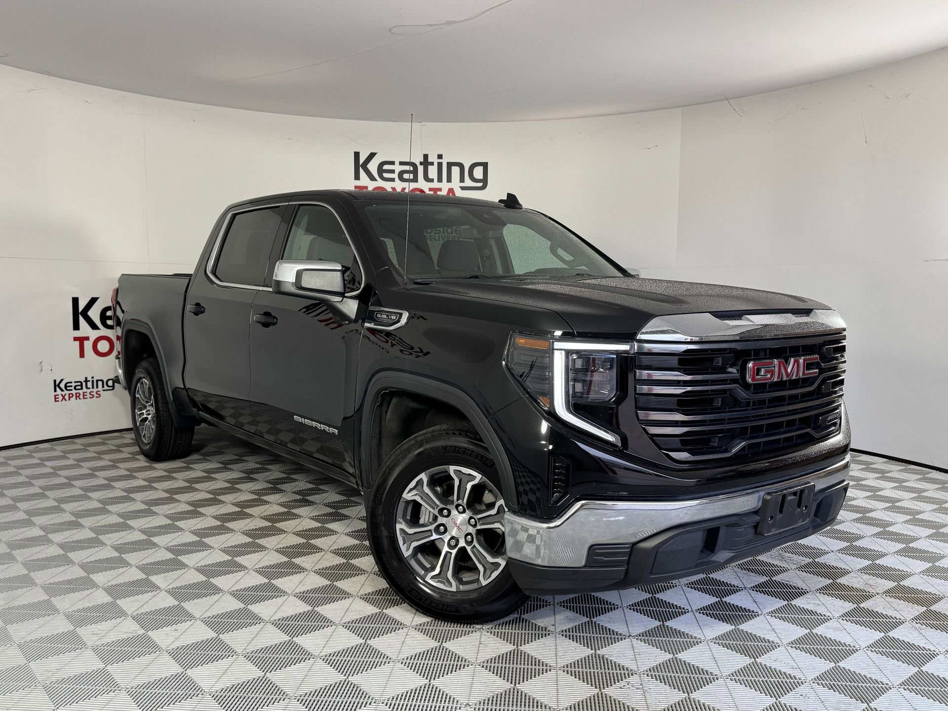 Used 2024 GMC Sierra 1500 SLE w/ Preferred Package RWD image 3