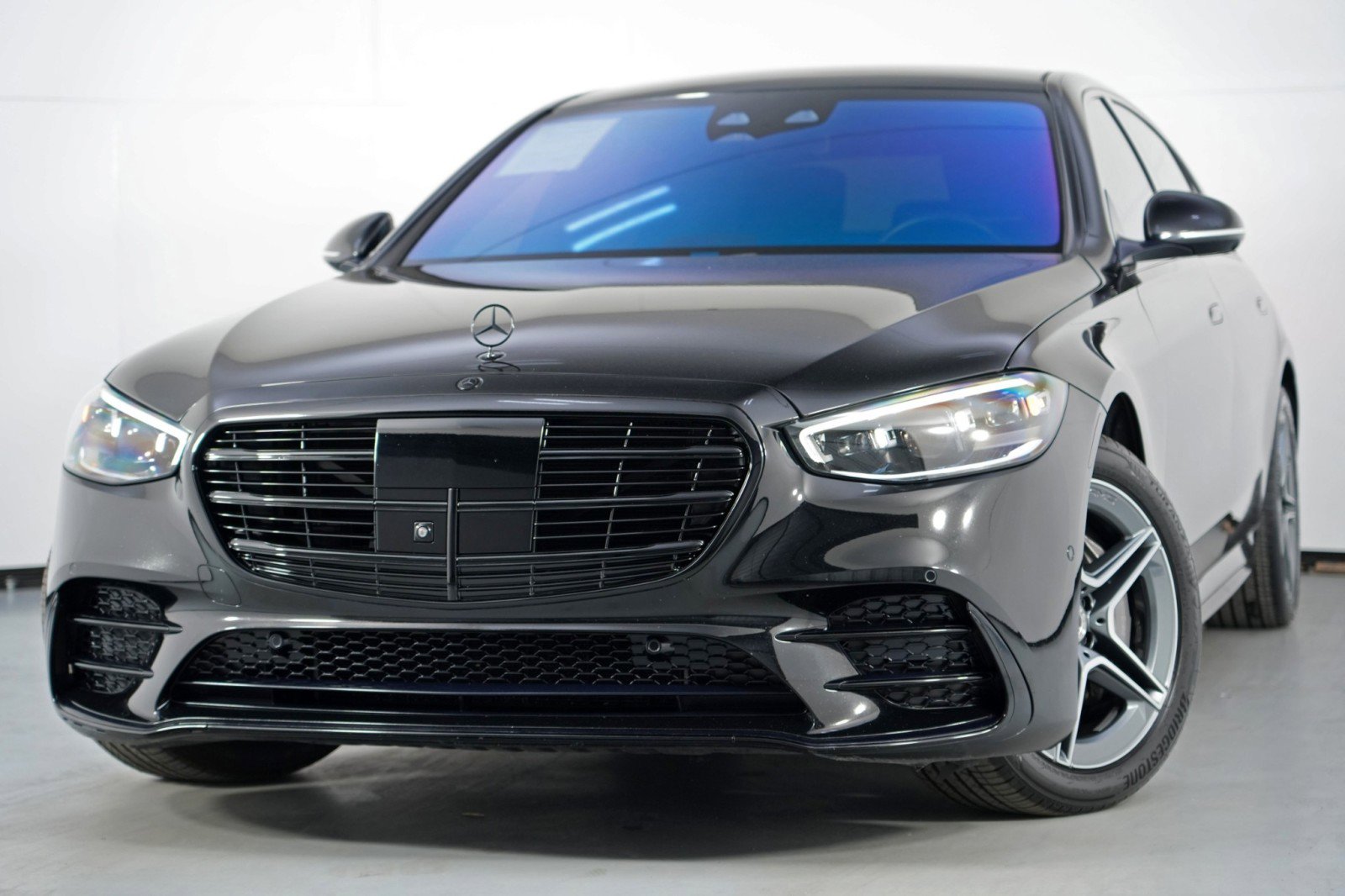 Used 2022 Mercedes-Benz S 500 4MATIC w/ AMG Line Package image 3