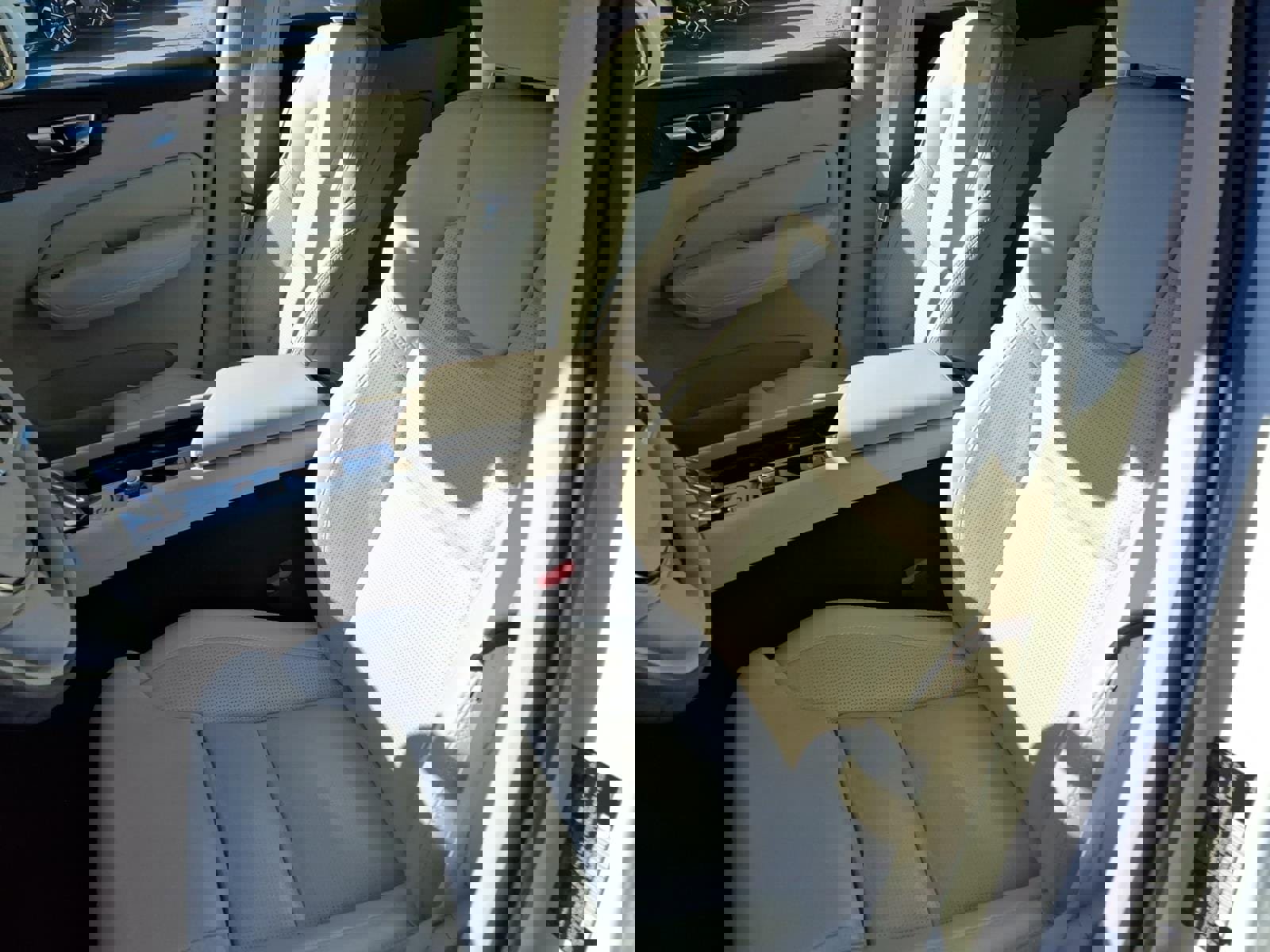 Used 2023 Volvo XC60 B5 Ultimate w/ Climate Package FWD image 13