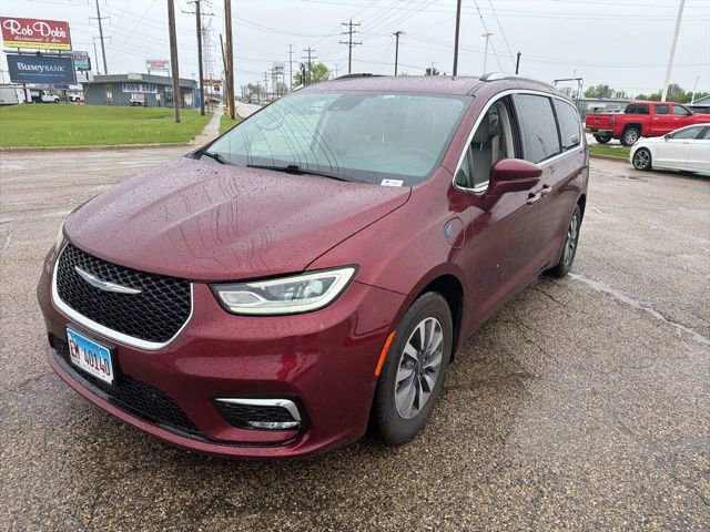 Used 2021 Chrysler Pacifica Touring-L FWD image 3