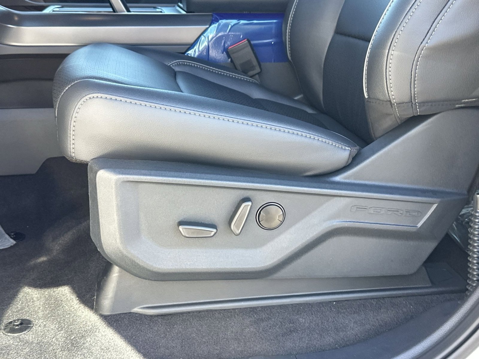 New 2025 Ford F150 Lariat w/ Equipment Group 501A Mid image 14