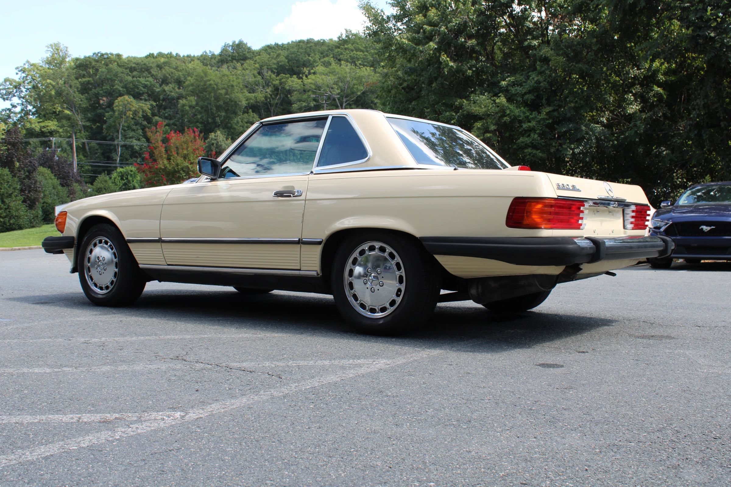 Used 1987 Mercedes-Benz 560 SL image 4