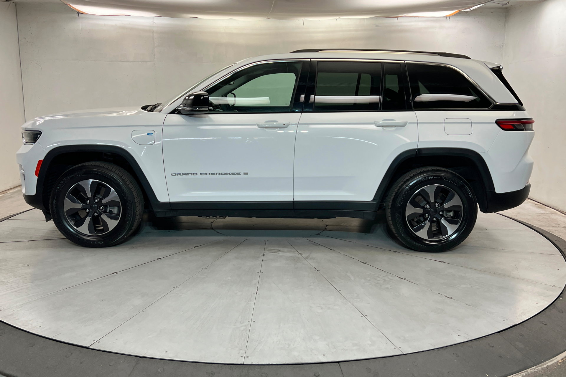 Used 2024 Jeep Grand Cherokee Limited 4xe AWD/4WD image 2