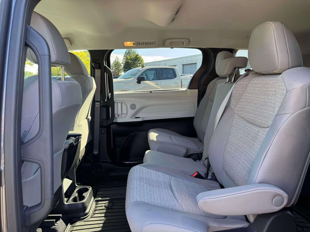 Used 2025 Toyota Sienna LE AWD/4WD image 14