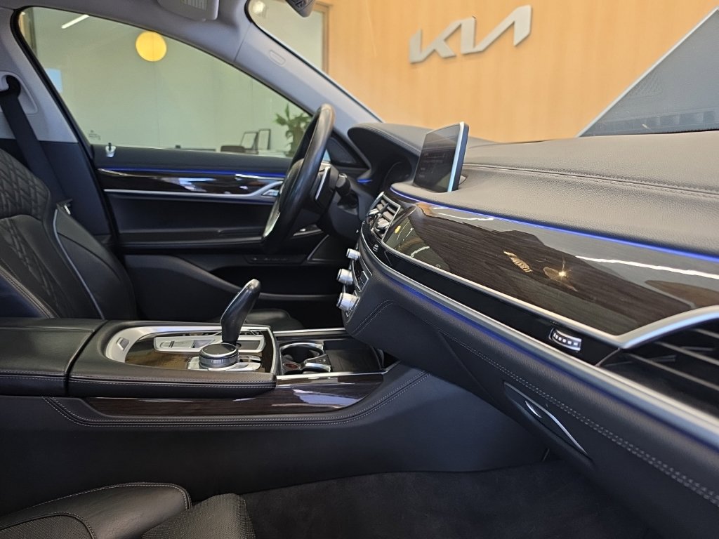Used 2022 BMW 740i w/ Premium Package RWD image 58