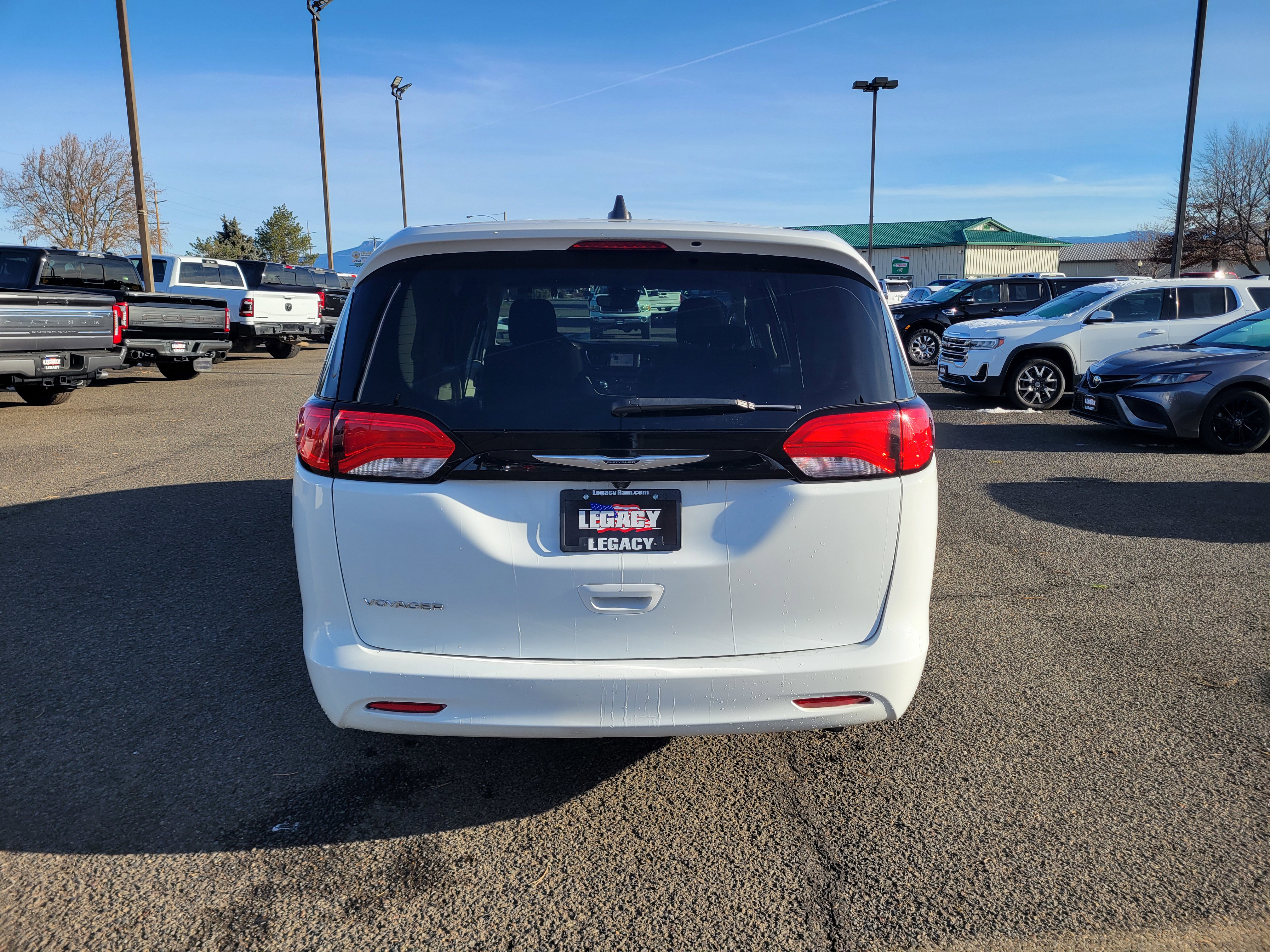 Used 2023 Chrysler Voyager LX image 4