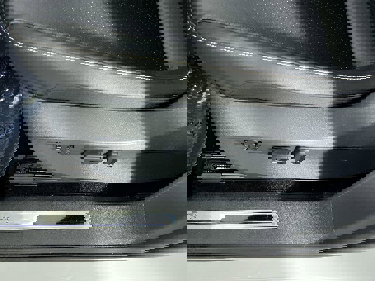 Used 2022 Volkswagen Tiguan SE R-Line image 13