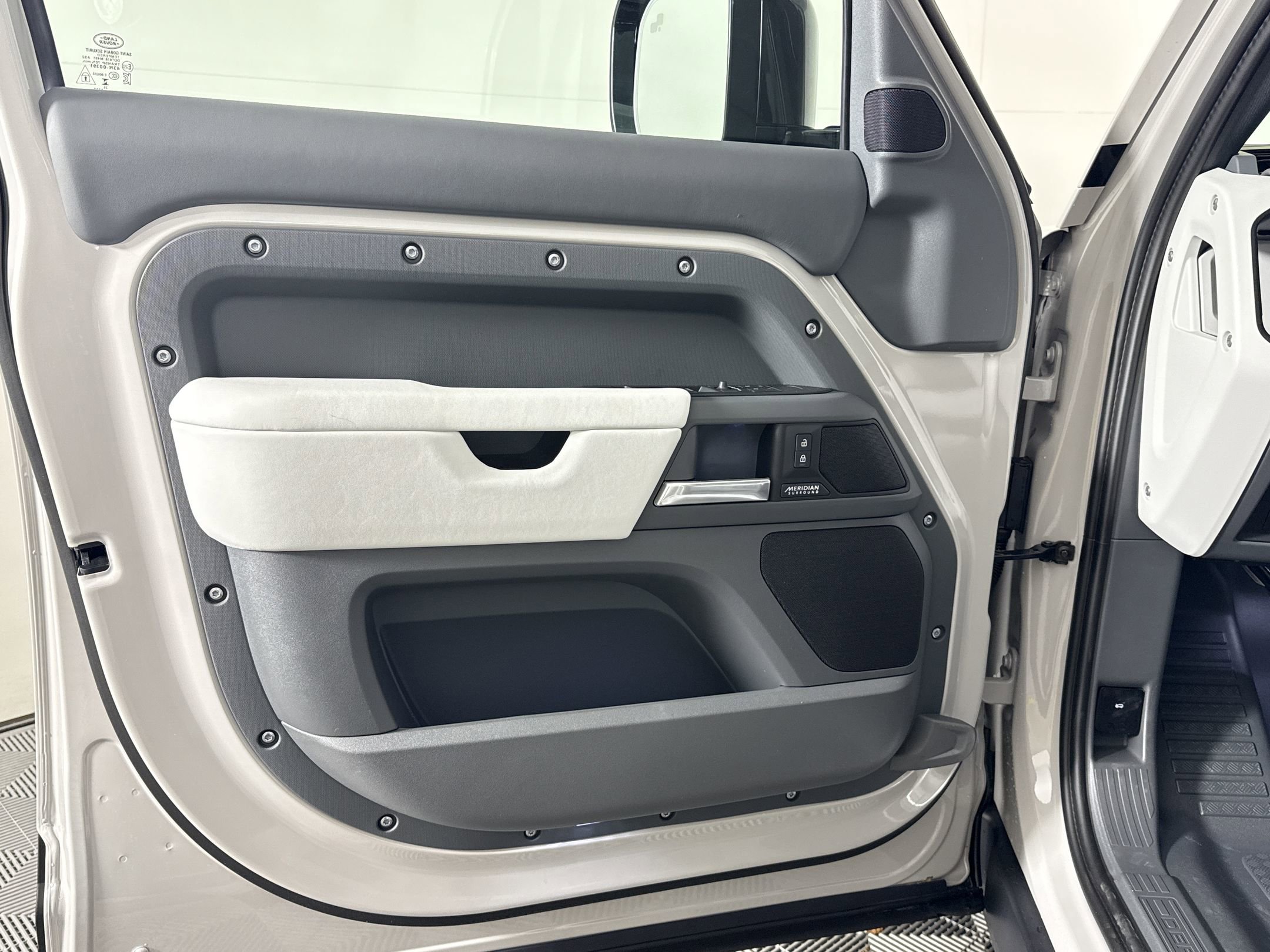 New 2026 Land Rover Defender 110 X-Dynamic SE AWD/4WD image 18