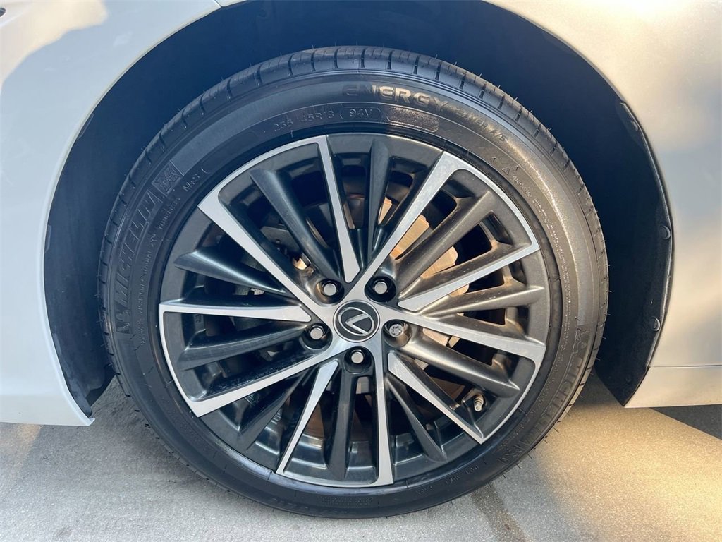 Certified 2022 Lexus ES 350 w/ Premium Package image 9