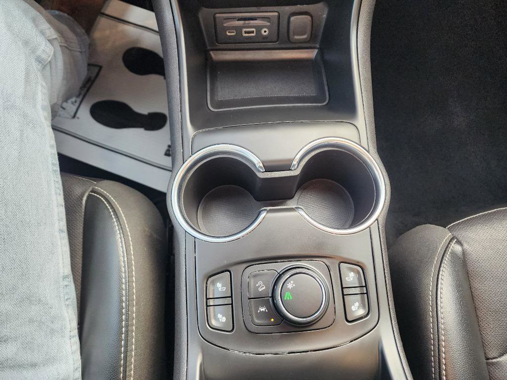 Used 2024 GMC Terrain SLT image 19