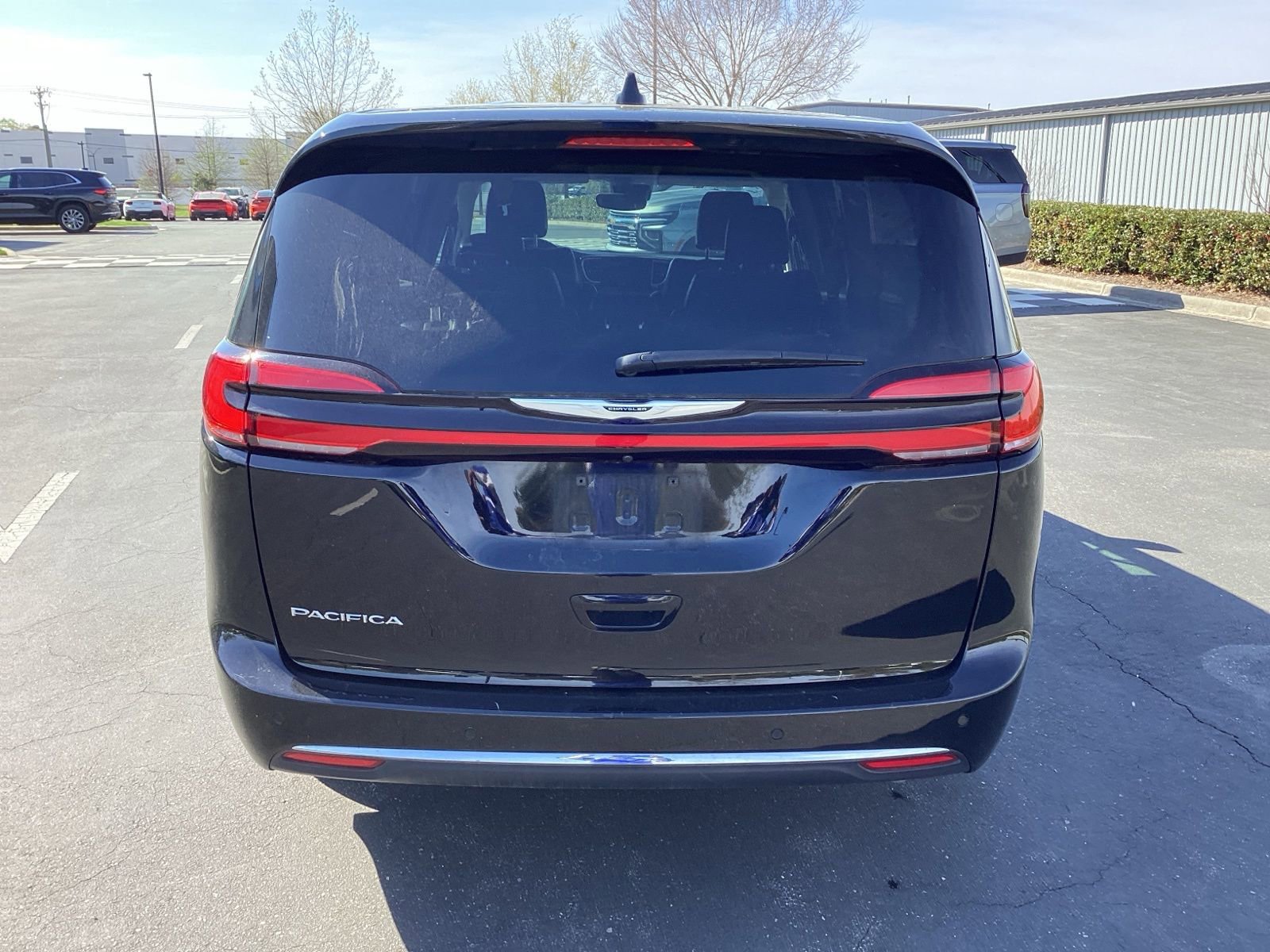 Used 2024 Chrysler Pacifica Touring-L image 3