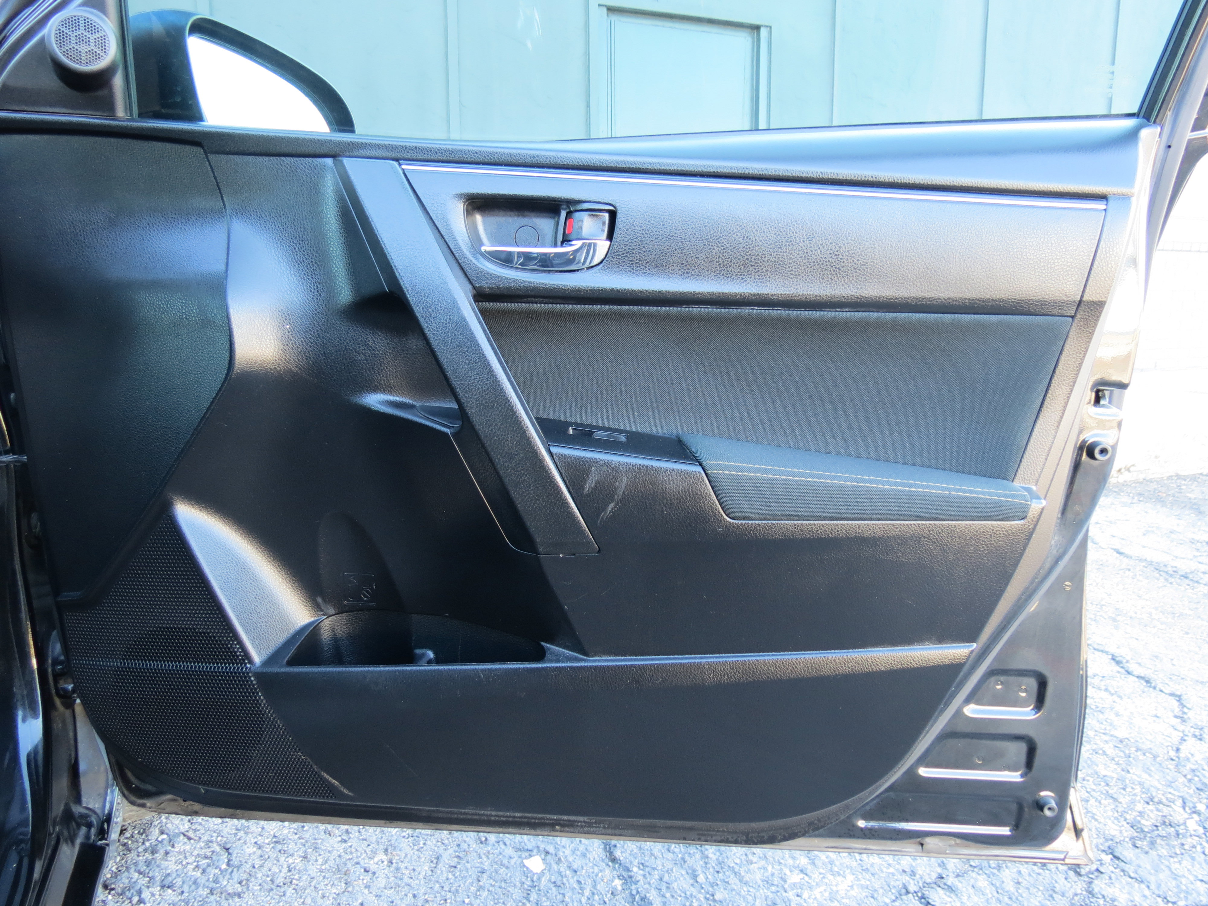 Used 2017 Toyota Corolla LE FWD image 29