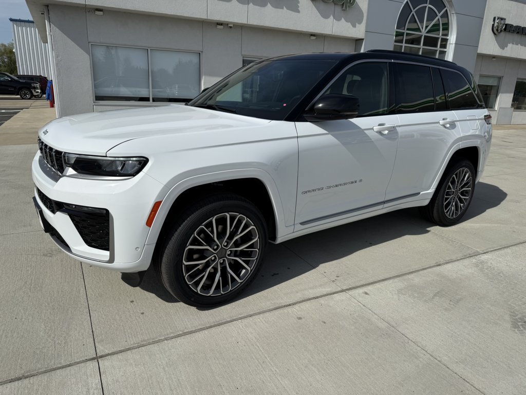 New 2026 Jeep Grand Cherokee Summit w/ Adv Protech Group IV AWD/4WD image 4