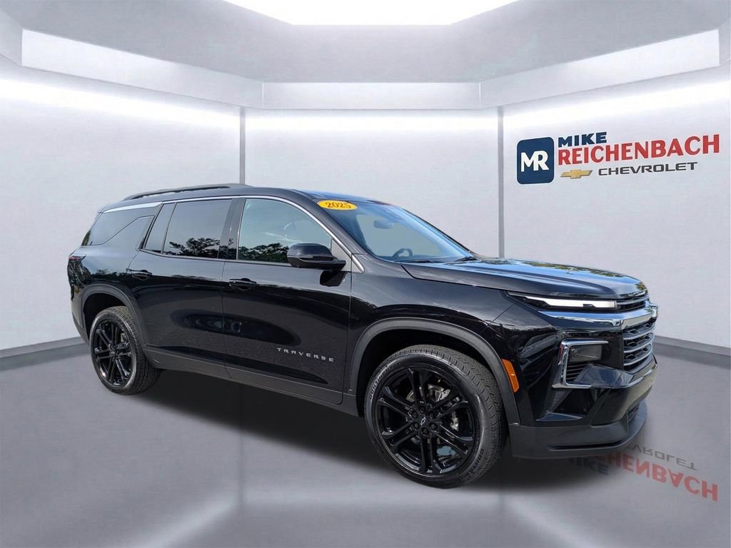 Used 2025 Chevrolet Traverse LT w/ Driver Confidence Package FWD image 2