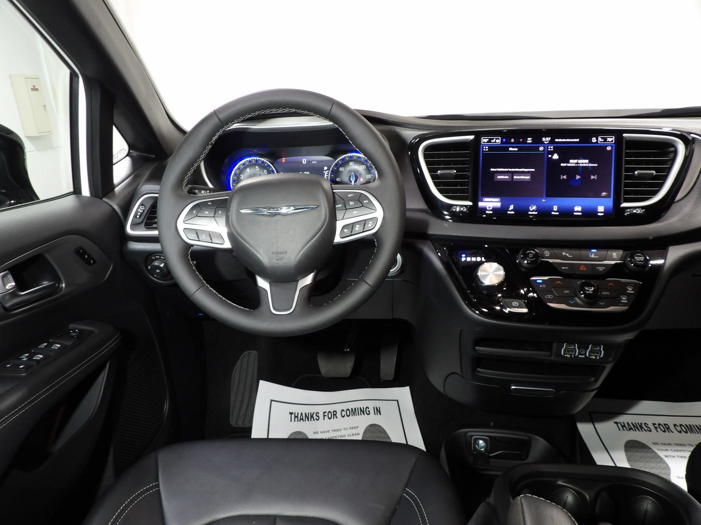Used 2025 Chrysler Pacifica Select FWD image 16