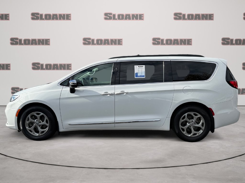 Used 2023 Chrysler Pacifica Limited w/ Uconnect Theater Family Group FWD image 2
