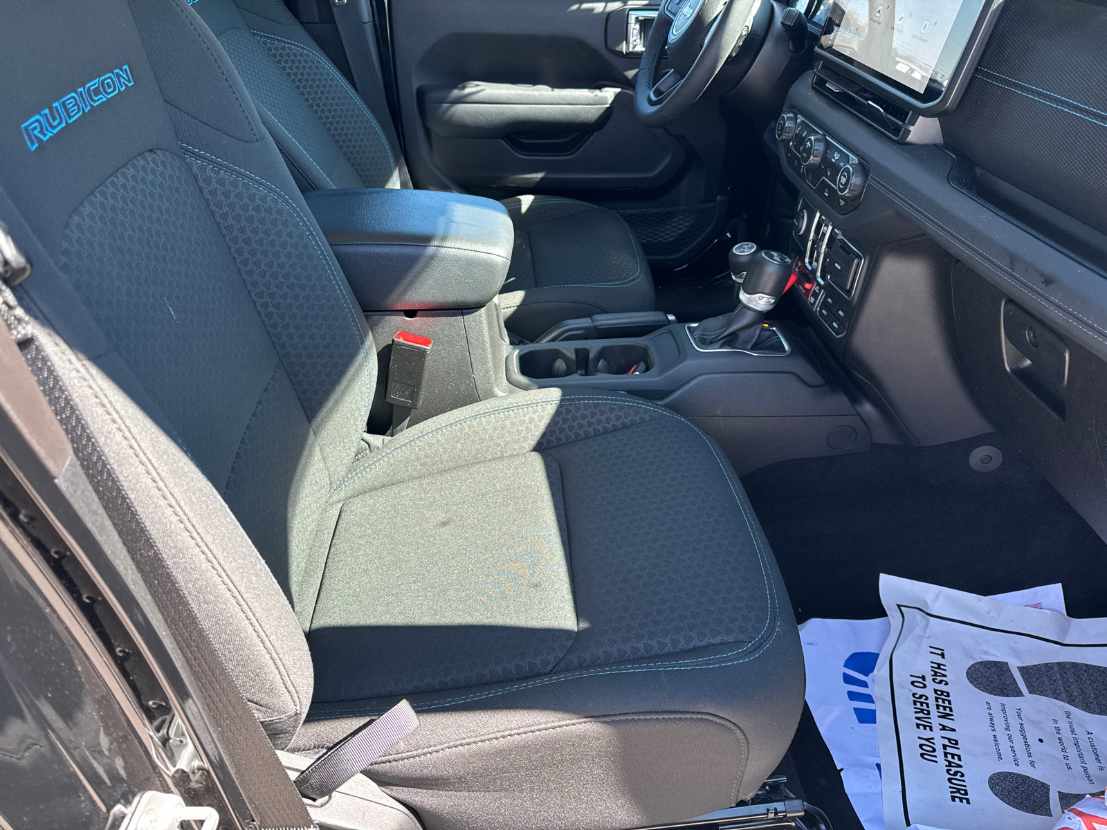 Used 2025 Jeep Wrangler Unlimited Rubicon 4xe w/ Convenience Group AWD/4WD image 13