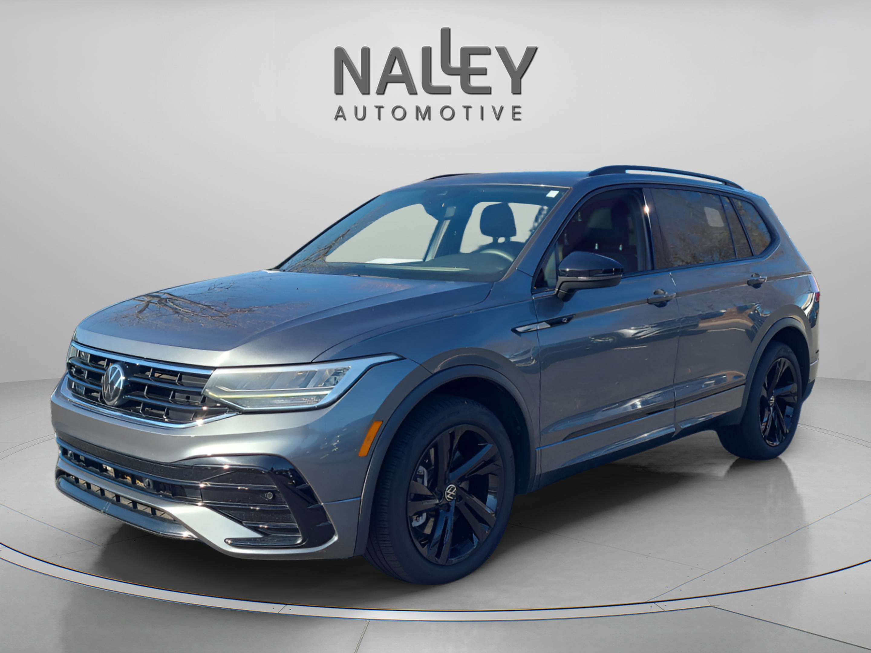 Used 2023 Volkswagen Tiguan SE R-Line image 1