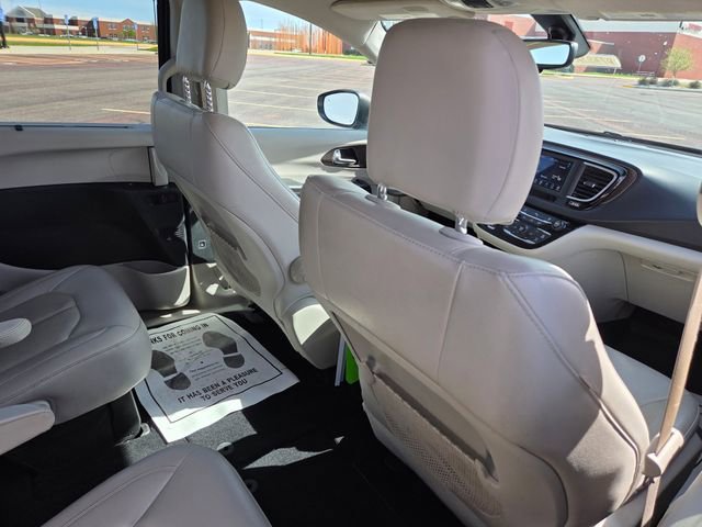 Used 2018 Chrysler Pacifica Touring-L FWD image 40