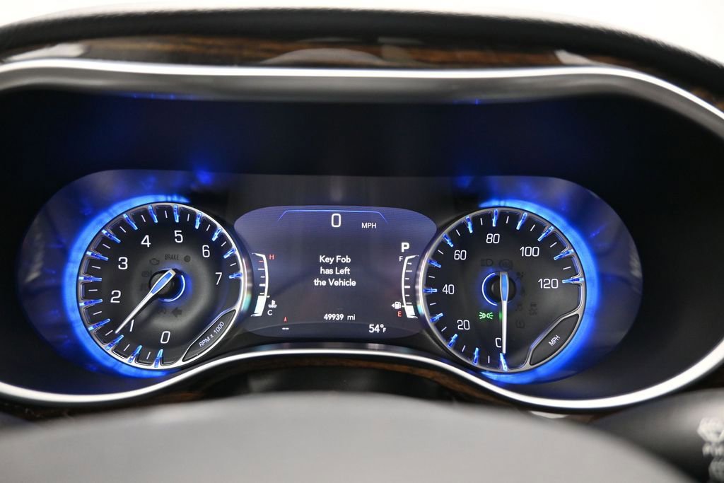 Used 2023 Chrysler Pacifica Limited FWD image 16
