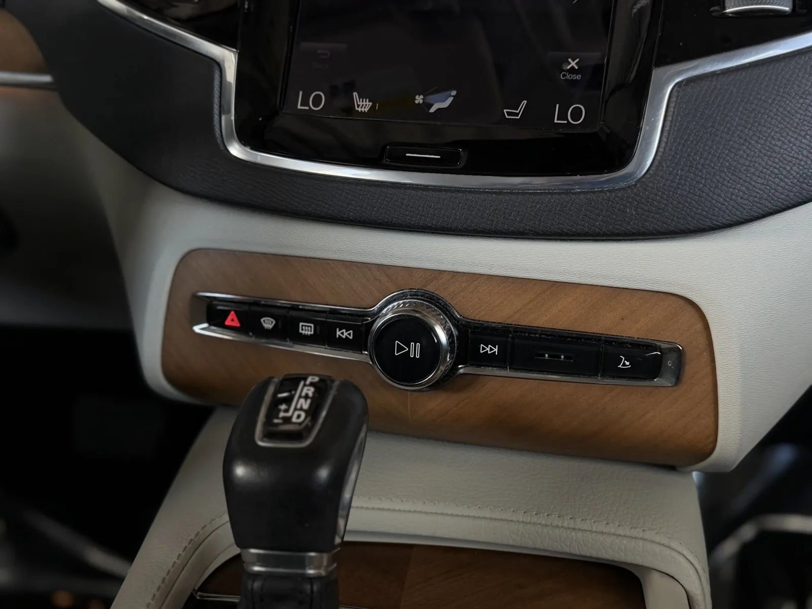 Used 2016 Volvo XC90 T6 Momentum image 33