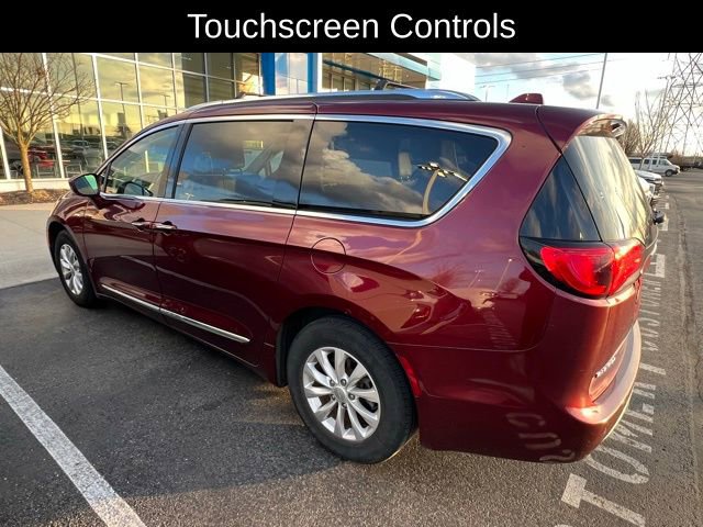 Used 2018 Chrysler Pacifica Touring-L image 3