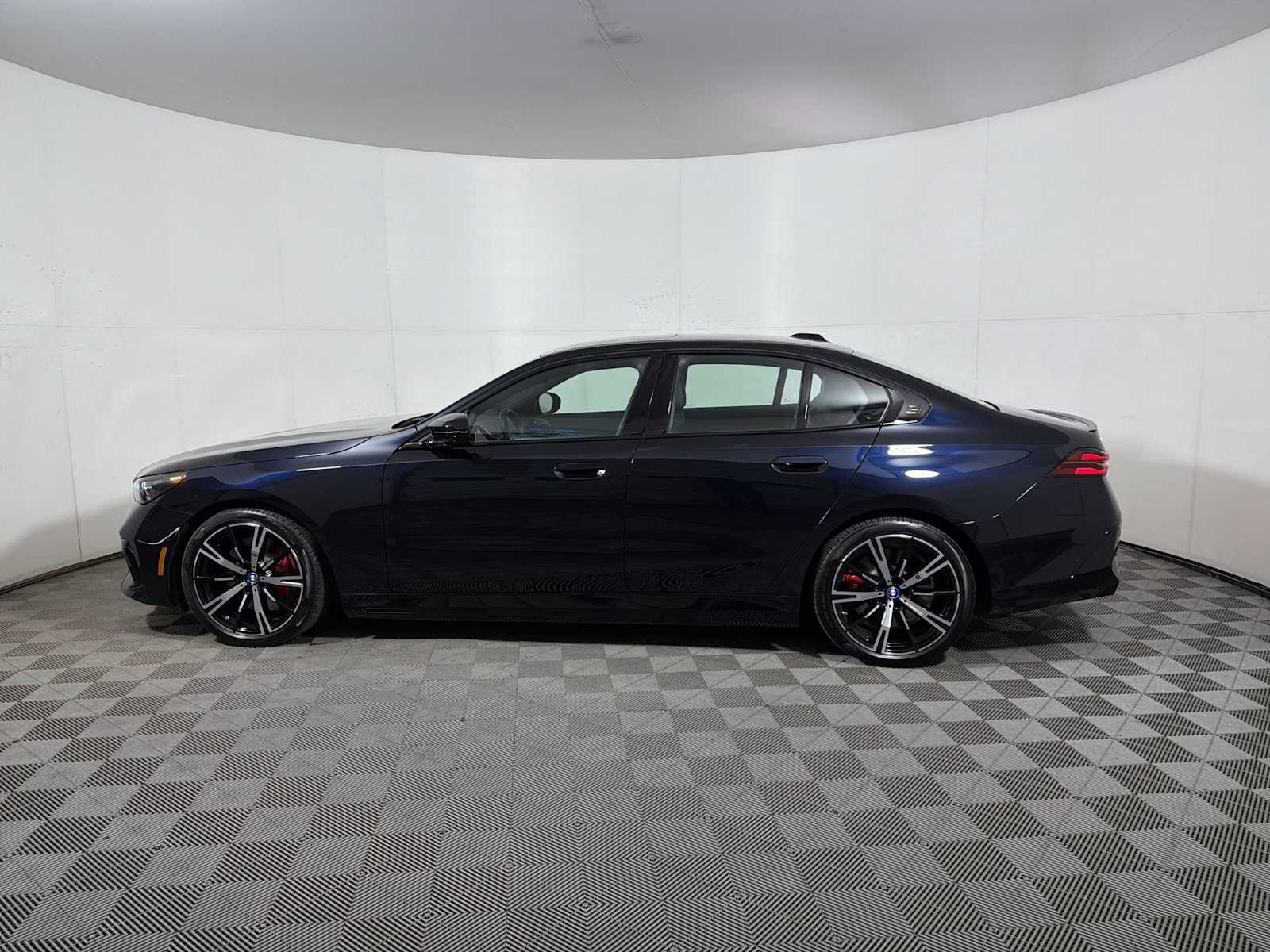 Used 2024 BMW i5 M60 w/ Premium Package image 4