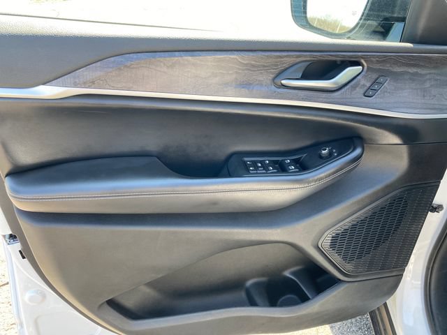 Used 2023 Jeep Grand Cherokee Limited AWD/4WD image 16