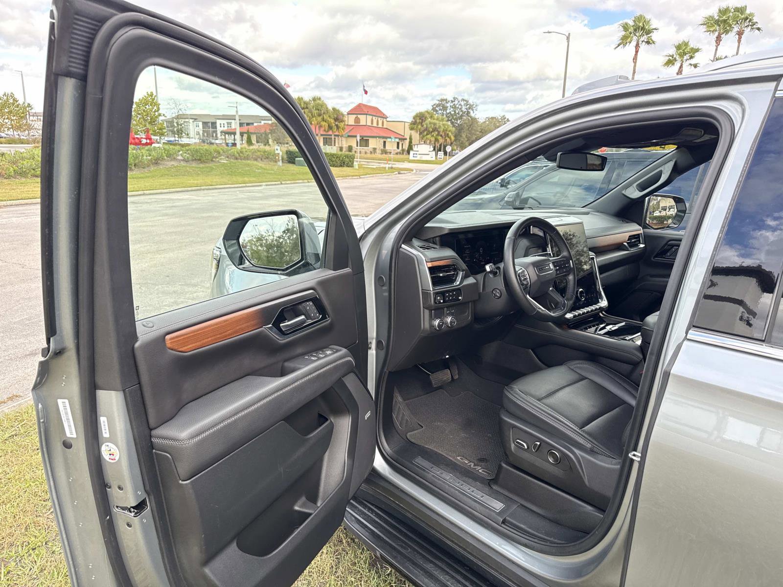 Used 2025 GMC Yukon XL Denali image 18