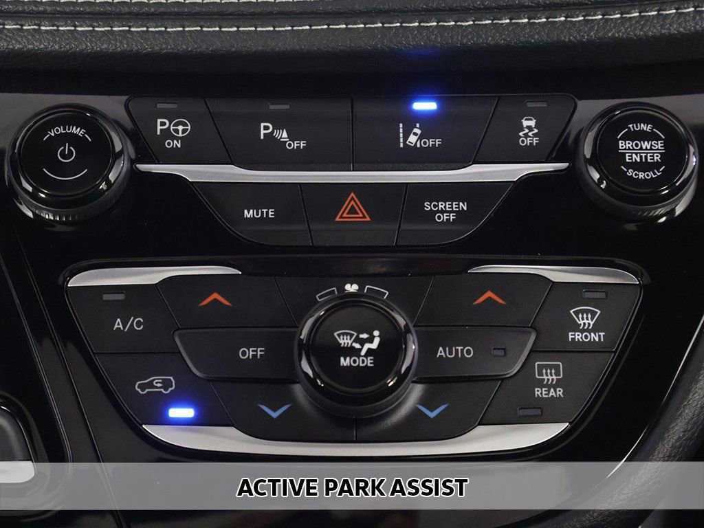 Used 2023 Chrysler Pacifica Limited w/ Uconnect Theater Family Group image 8