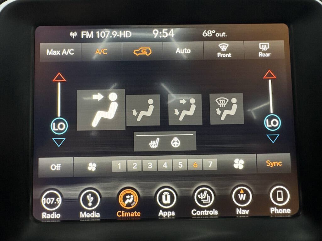 Used 2018 Jeep Renegade Limited w/ UConnect 8.4 Nav Group AWD/4WD image 25