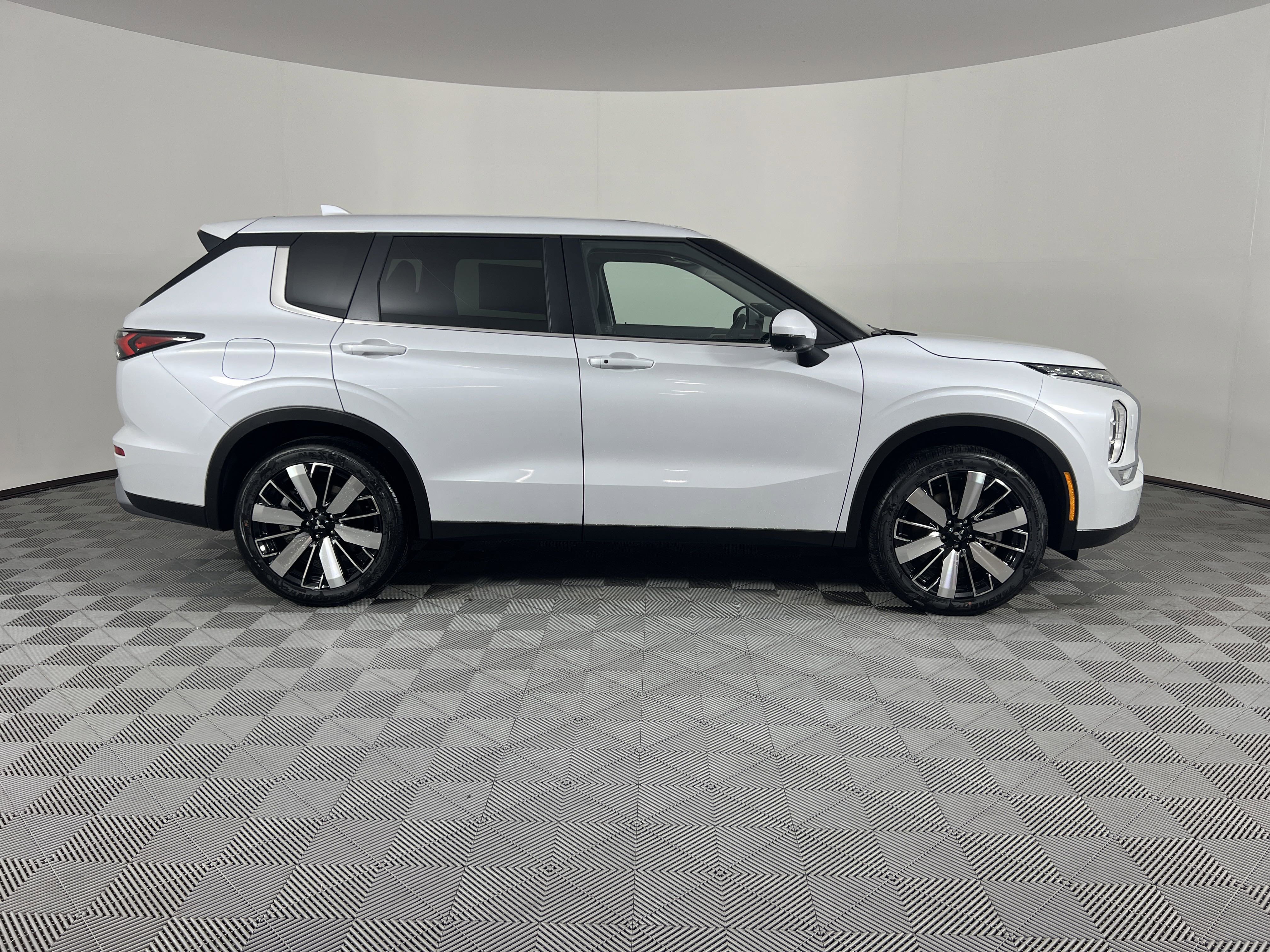 New 2025 Mitsubishi Outlander SE image 27