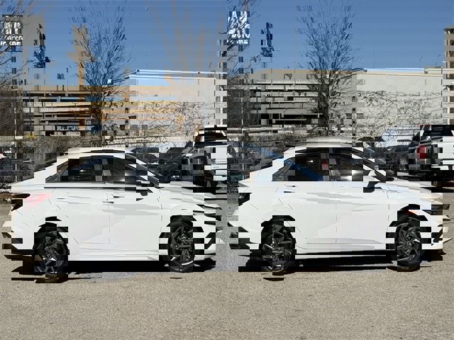 Used 2024 Hyundai Elantra SEL image 3