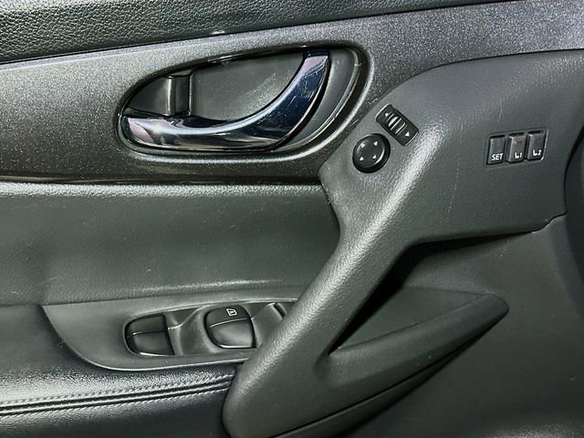 Used 2018 Nissan Rogue SV w/ Premium Package image 15