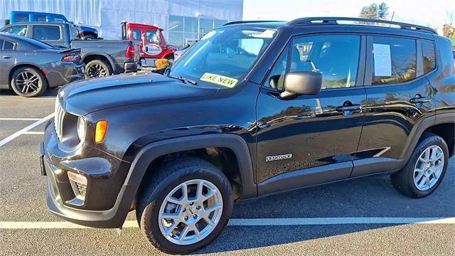 Certified 2023 Jeep Renegade Latitude w/ Sun/Sound Group image 4