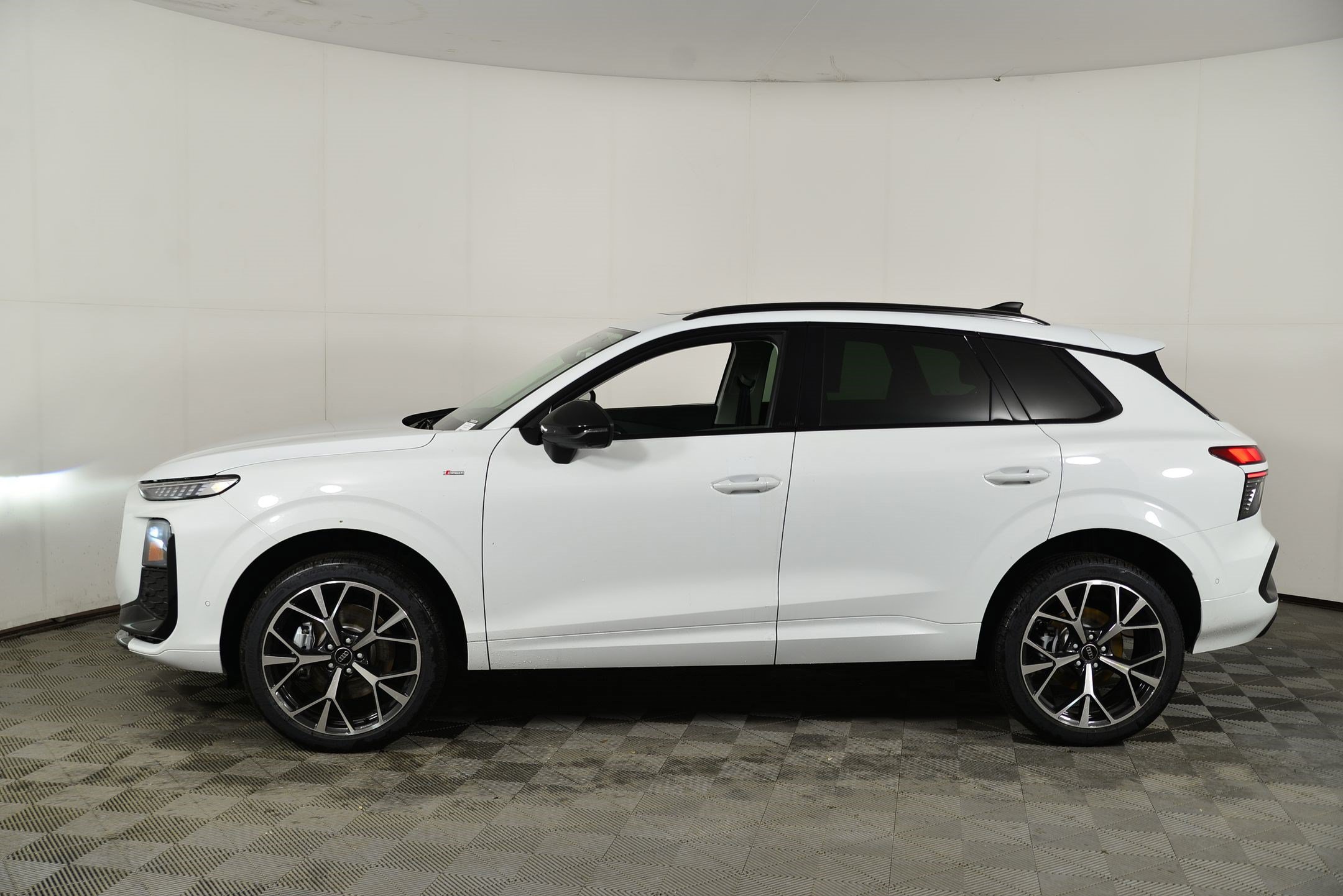 New 2026 Audi Q3 quattro 2.0T AWD/4WD image 2